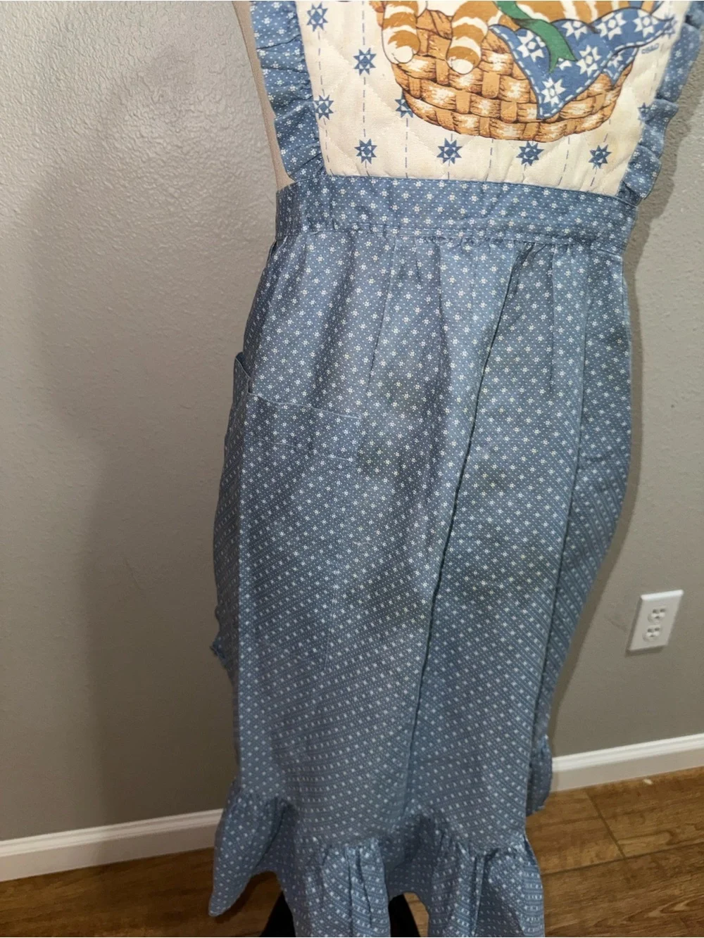 VTG B&D blue Ruffle kitty in basket Embroidery Apron Cottagecore Farmhouse